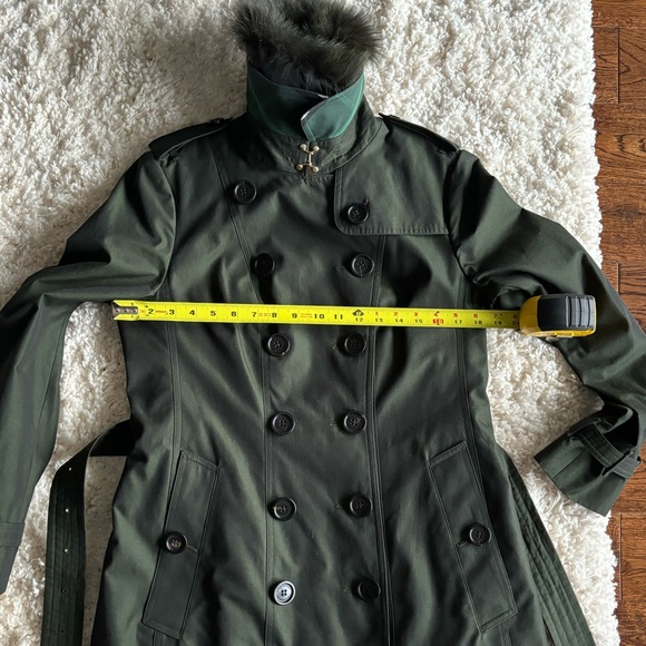 Burberry Sandringham Trench coat with removable fur collar in dark olive green - Picture 16 of 17